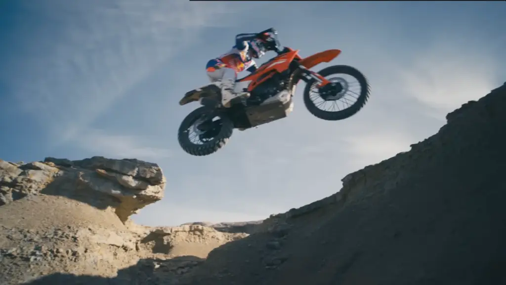 KTM Enduro beim Sprung über eine Felskante in Portugal