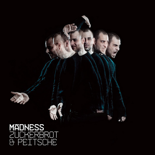 Albumcover „Madness – Zuckerbrot & Peitsche“: Ein Mann in dunklem Pullover in sieben überlagerten Bewegungsphasen auf schwarzem Hintergrund.